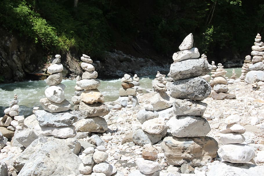 Cairn, pila de pedra, pedres, pila, escultura, steinig, sòlid, rock, rock - object, dia, naturalesa, pedra - objecte, cap gent, planta, arbre, equilibri, tranquil·litat, aigua, llum solar, a l'aire lliure, escena tranquil·la, arquitectura, pedra, bellesa a la natura, estructura construïda, aigua que flueix, 5K