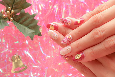 Person, Rosa, rot, Maniküre, Frau, menschliche Hand, Fingernagel, pinke Farbe, Frauen, Schönheit, Nahansicht, Menschen, menschlicher Finger, menschliches Körperteil, nur eine frau, Nagel, Schmuck, Nagelpolitur, Erwachsene, Hand, Ring, Finger, Körperteil, Fokus auf den Vordergrund, Essen und Trinken, Nagel Kunst, 1080P, CC0, gemeinfrei, lizenzfrei