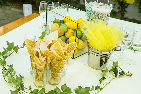 llimona, taula, deco, menjar i beguda, menjar, frescor, fruita, alimentació saludable, vista d’angle alt, natura morta, benestar, cítrics, cap gent, groc, a l'interior, vidre, primer pla, refresc, full, herba, placa, temptació, fulla de menta - culinària, decorar, 2K, CC0, domini públic, lliure de regalies