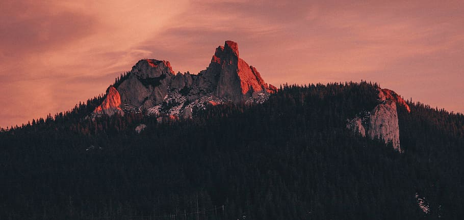 muntanya de roca, cobert, arbres, muntanya, muntanya alta, núvol, cel, cim, cresta, paisatge, naturalesa, vall, turó, penya-segat, roques, vista, viatjar, posta de sol, bosc, planta, escenics, dolomites, rock - object, a l'aire lliure, cim de muntanya, escenics - natura, bellesa a la natura, rock, sòlid, medi ambient, terra, destinacions de viatge, escena no urbana, formació de roca, núvol - cel, vespre, arbre de coníferes, cap gent, sol, pi, bosc de pi, cel romàntic, 4K