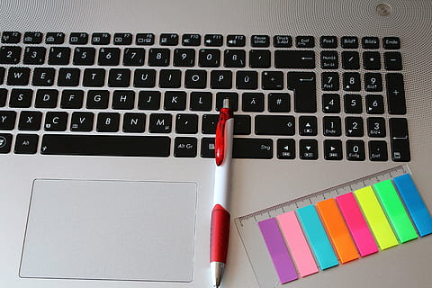 il computer portatile, tastiera, taccuino, penna, note adesive, computer, attrezzatura informatica, tecnologia, connessione, comunicazione, tastiera del computer, tecnologia wireless, in casa, tavolo, multicolore, vista dall'alto, nessuno, avvicinamento, rosso, lettera, carta, dispositivo di informazione portatile, 5K, CC0, dominio pubblico, privo di copyright