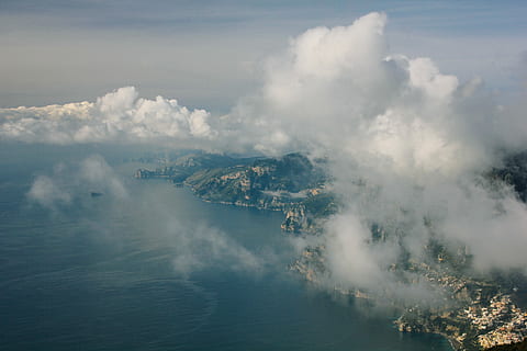 blanc, des nuages, couvrant, Montagne, nuages ​​blancs, bleu, côte, gris, les collines, paysages, mer, ciel, la nature, vue aérienne, nuage - ciel, avion, vue grand angle, air, en plein air, tranquillité, personne, scène tranquille, beauté dans la nature, brouillard, environnement, terre, paysages - nature, architecture, eau, extérieur du bâtiment, ville, paysage, structure construite, Destinations de voyage, Matin, smog, 2K, CC0, domaine public, libre de droits