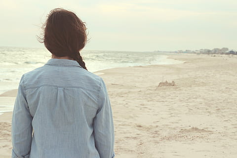 Blau, Denim, langärmelig, oben, Karosserie, Wasser, tagsüber, blauer Jeansstoff, lange, Gewässer, Strand, Rückansicht, Meer, eine Person, draußen, Erwachsene, Menschen, kaukasischer Abstammung, Einsamkeit, Natur, kopieren sie platz, Sand, Männer, Frau, Land, Freizeitbeschäftigung, echte Menschen, Himmel, Lebensstile, Stehen, Legere Kleidung, Taille hoch, Urlaub, Szenen - Natur, Horizont über Wasser, Frisur, Blick auf Ansicht, 5K, CC0, gemeinfrei, lizenzfrei