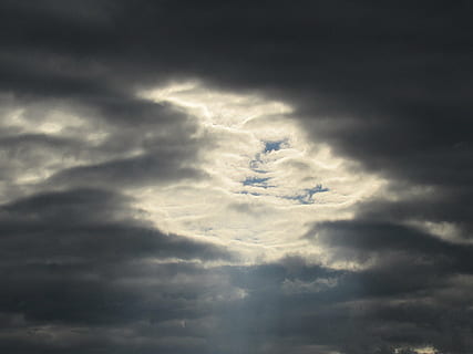 des nuages ​​orageux, des nuages, ciel, nuages ​​noirs, vers l'avant, de face, couvert, nuage - ciel, la nature, en volant, personne, beauté dans la nature, orage, nuage d'orage, avion, cloudscape, véhicule aérien, paysages - nature, ciel dramatique, paradis, en plein air, idyllique, arrière-plans, météorologie, 4K, CC0, domaine public, libre de droits