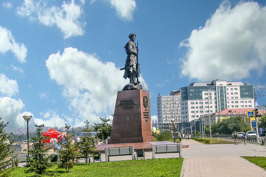 irkutsk, monument, arquitectura, escultura, estàtua, representació humana, representació, art i artesania, semblança masculina, estructura construïda, núvol - cel, cel, memorial, naturalesa, creativitat, dia, planta, cap gent, exterior de l'edifici, semblança femenina, ciutat, govern, 5K