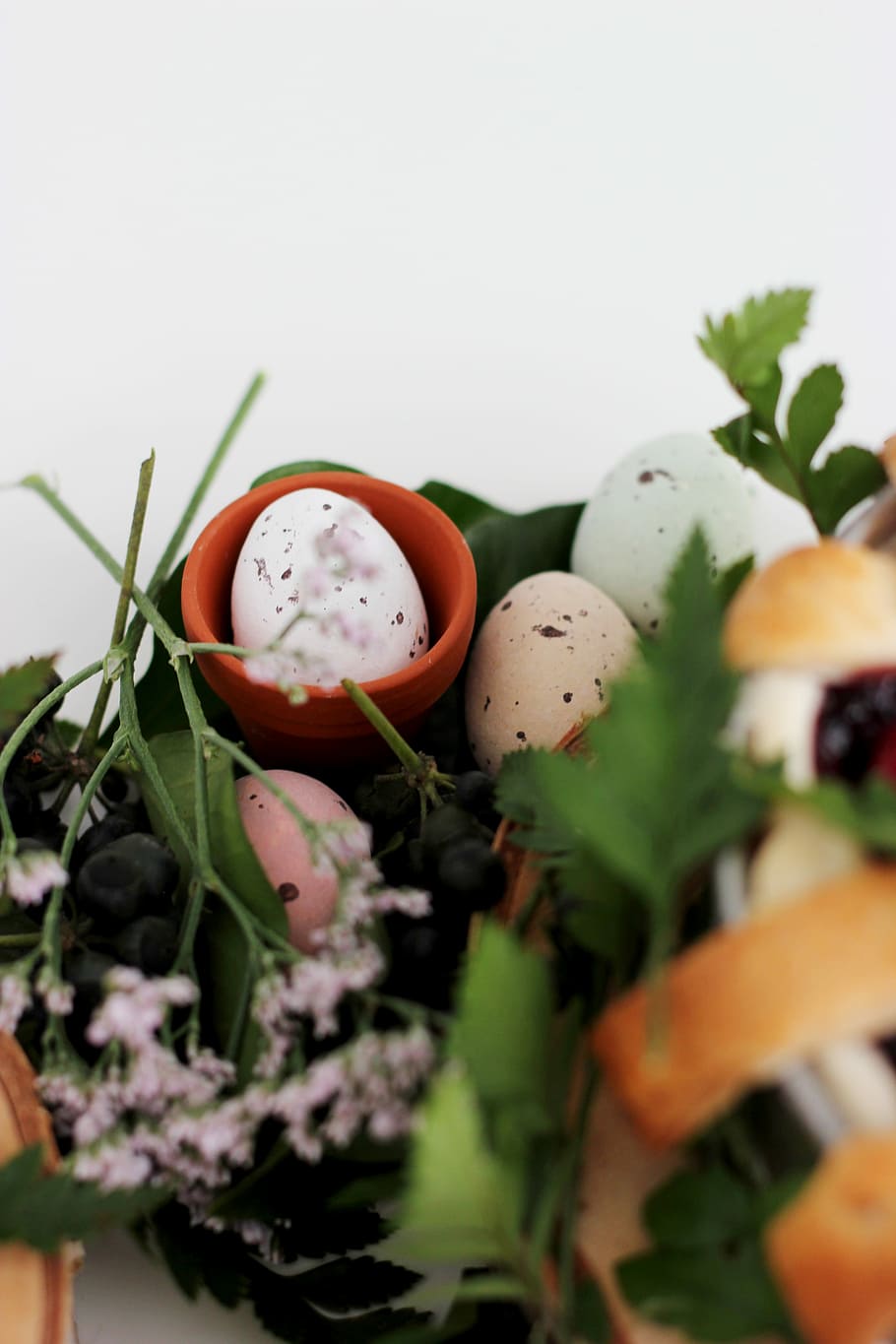 assortito colori, biologico, uova, accanto, rosa, fiore petalo, bianca, uovo, Marrone, vaso di terracotta, Pasqua, uovo di Pasqua, primavera, cibo e bevande, cibo, freschezza, avvicinamento, in casa, nessuno, natura morta, pianta, mangiare sano, messa a fuoco selettiva, verdura, benessere, frutta, natura, girato in studio, pomodoro, colore verde, foglia, sfondo bianco, 5K