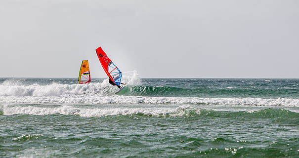 windsurf, onades, Cornwall, aigua, mar, esport, vent, pissarra, actiu, oceà, moviment, una persona, esport aquàtic, horitzó sobre l’aigua, horitzó, Esports extrems, activitat d'oci, aventura, cel, naturalesa, bellesa a la natura, vacances, joia, onada, kiteboarding, a l'aire lliure, llibertat, 4K, CC0, domini públic, lliure de regalies