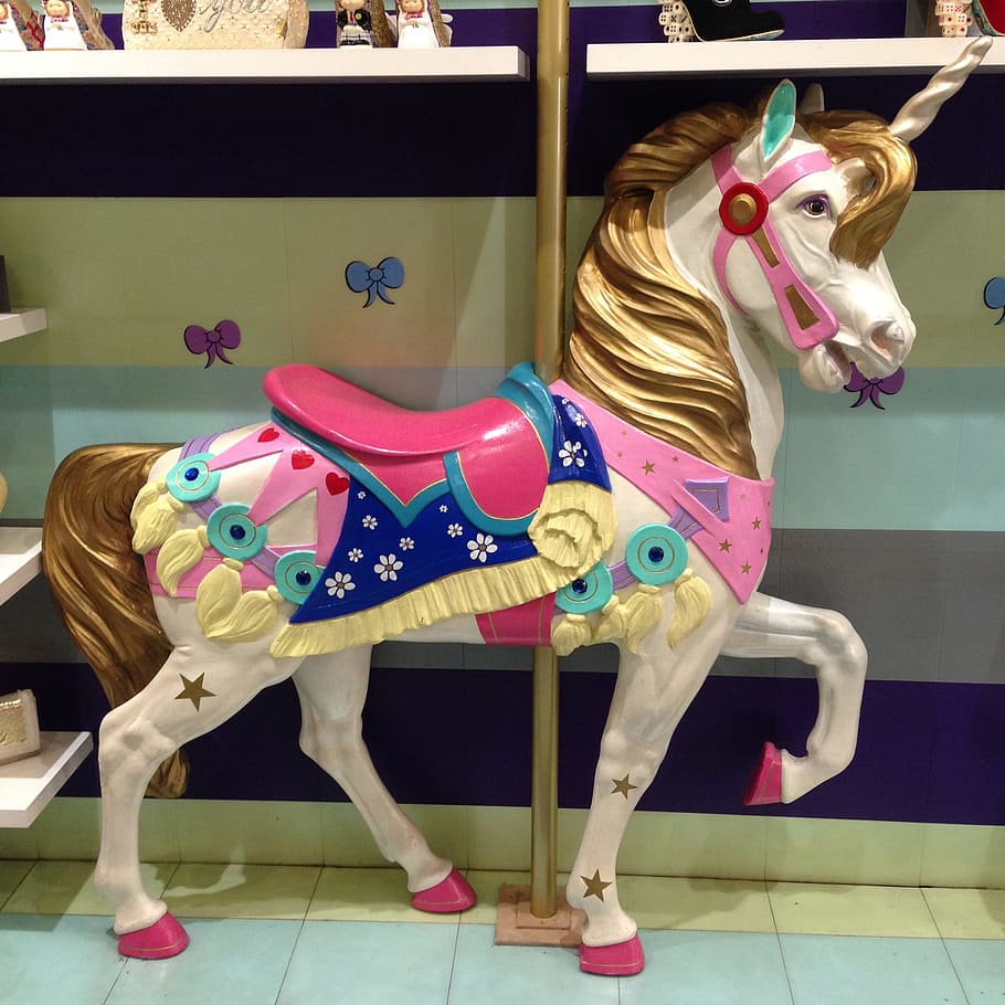 decoració de cavalls de carrusel, unicorn, carrusel, kitsch, deco, decoració, de formatge, decoratiu, colorit, cavall, representació animal, infància, joguina, longitud completa, només nens, animal, representació, mamífer, animals domèstics, nacional, temes d'animals, bestiar, fauna animal, passeig pel parc d’atraccions, cultura i entreteniment artístic, nen, Parc d'atraccions, a l'interior, art i artesania, noies, 1080P