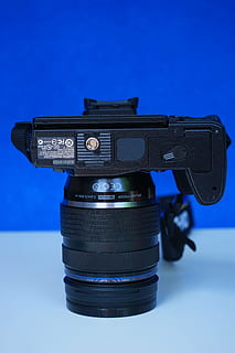 Fotoaparát, olympus, digitální fotoaparát, fotografování, výrobce, fotografie, slr fotoaparát, e-m1, fotoaparát - fotografické vybavení, objektiv - optický přístroj, zařízení, fotografická témata, technologie, fotografické vybavení, modrý, studio shot, nikdo, jeden objekt, uvnitř, focení, stálý život, detail, Černá barva, retro stylu, aktivita, modré pozadí, 5K, CC0, veřejná doména, bez autorských práv