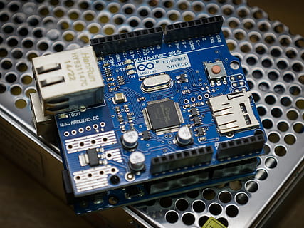La technologie, ordinateur, industrie, énergie, CPU, électronique, Arduino, puce informatique, circuit imprimé, Industrie électronique, équipement, à l'intérieur, complexité, lien, équipement informatique, fermer, personne, carte mère, vue grand angle, partie informatique, composant électrique, mise au point sélective, se concentrer sur le premier plan, équipement électrique, 4K, CC0, domaine public, libre de droits