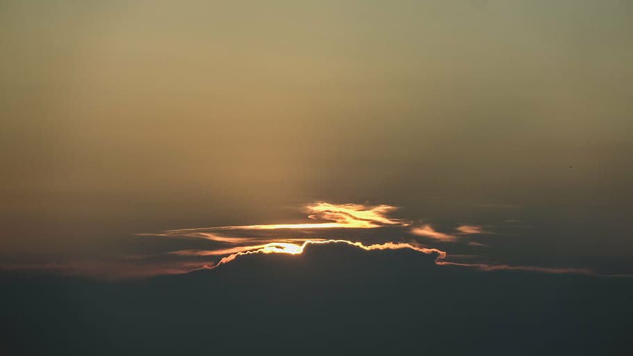 silueta de núvol, gris, núvols, posta de sol, naturalesa, cel, nit, vespre, alba, sortida del sol, llum, ombra, silueta, degradat, marró, groc, cremant, calor - temperatura, incendi forestal, cap gent, flama, a l'aire lliure, tranquil·litat, foc, foc - fenomen natural, bellesa a la natura, núvol - cel, brillant, còpia espai, fum - estructura física, moviment, medi ambient, escenics - natura, il·luminat, llum - fenomen natural, foguera, poder a la natura, 4K