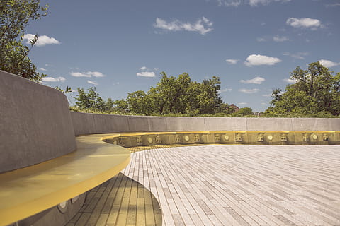 paviment de formigó gris, banc, coberta, seient, relaxa't, a l'aire lliure, parc, arquitectura, porxo, pedres, concret, arbres, cel, núvols, núvol - cel, dia, arbre, presa, planta, naturalesa, aigua, estructura construïda, sendera, barana, llum solar, cap gent, material de fusta, absència, sòls, assolellat, el camí a seguir, luxe, 5K, CC0, domini públic, lliure de regalies