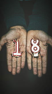 persona, detenzione, numero 1, 8 candele, avvicinamento, foto, 18 candele, mani, mano umana, mano, parte del corpo umano, una persona, persone reali, parte del corpo, in casa, stili di vita, attività di svago, numero, uomini, comunicazione, dito umano, dito, amore, vista dall'alto, palma, sfondo nero, 2K, CC0, dominio pubblico, privo di copyright
