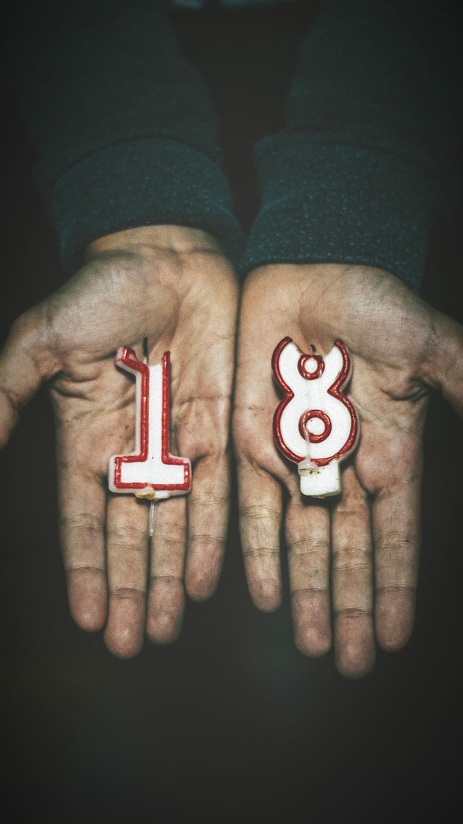 persona, detenzione, numero 1, 8 candele, avvicinamento, foto, 18 candele, mani, mano umana, mano, parte del corpo umano, una persona, persone reali, parte del corpo, in casa, stili di vita, attività di svago, numero, uomini, comunicazione, dito umano, dito, amore, vista dall'alto, palma, sfondo nero, 2K
