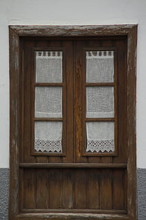 finestra, cortines, vell, històricament, façana, cortina, en viu, nostàlgic, antiguitat, edifici, nostàlgia, teixit, finestra antiga, opac, arquitectura, material de fusta, porta, estructura construïda, dia, vidre - material, exterior de l'edifici, cap gent, casa, tancat, seguretat, funció de construcció de parets, protecció, a l'aire lliure, disseny, forma, patró, rectangle, marc de finestra, 5K, CC0, domini públic, lliure de regalies