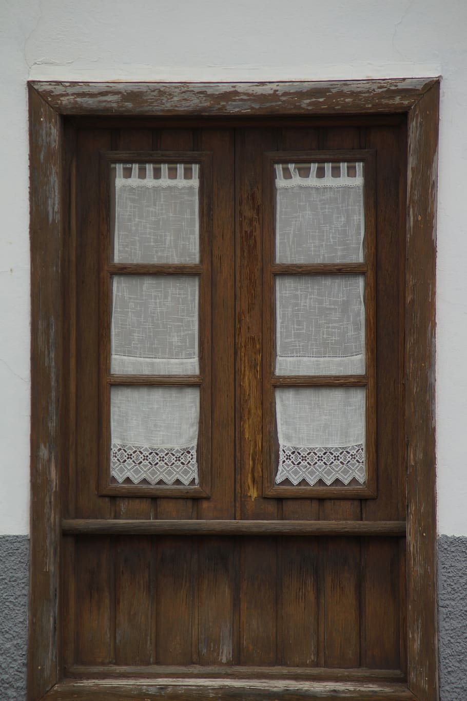 finestra, cortines, vell, històricament, façana, cortina, en viu, nostàlgic, antiguitat, edifici, nostàlgia, teixit, finestra antiga, opac, arquitectura, material de fusta, porta, estructura construïda, dia, vidre - material, exterior de l'edifici, cap gent, casa, tancat, seguretat, funció de construcció de parets, protecció, a l'aire lliure, disseny, forma, patró, rectangle, marc de finestra, 5K