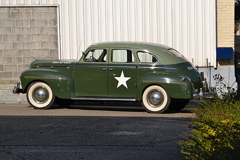viejo contador de tiempo, verde, Ejército, modo de transporte, coche, transporte, Vehículo de motor, vehículo terrestre, estilo retro, auto antiguo, estructura construida, exterior del edificio, arquitectura, nadie, día, estacionario, ciudad, calle, la carretera, lujo, vendimia, riqueza, 2K, CC0, dominio público, libre de derechos