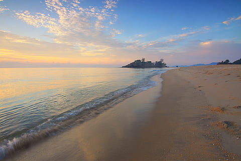 hav, daggry, landskab, natur, strand, skyer, ø, ocean, udendørs, refleksioner, sand, marinemaleri, kysten, himmel, sol, solnedgang, træer, vand, bølger, jord, sky - himmel, scenics - natur, skønhed i naturen, horisont, rolig scene, ro, horisont over vand, afspejling, ingen mennesker, kystlinje, bevægelse, 1080P, CC0, offentligt domæne, royaltyfrie