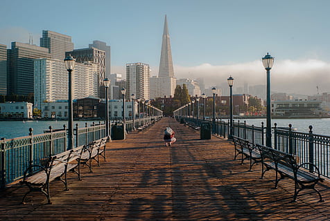 Person, braun, Weg, gegenüber, Gebäude, leeren, Bänke, Ziegelboden Weg, übersehen, Wolkenkratzer, Entfernung, Tag, Brücke, Seebrücke, Bank, Promenade, städtisch, Licht, Stadt, Ozean, symmetrisch, Dock, San Francisco, sf, Transamerica-Pyramide, die Architektur, gebaute Struktur, Himmel, Gebäudehülle, Bürogebäude außen, Turm, eine Person, städtische Skyline, Reiseziele, Wasser, Natur, Landschaft, Stadt leben, große Höhe, Geländer, Tourismus, Stadtbild, draußen, Brücke - künstliche Struktur, modern, 4K, CC0, gemeinfrei, lizenzfrei