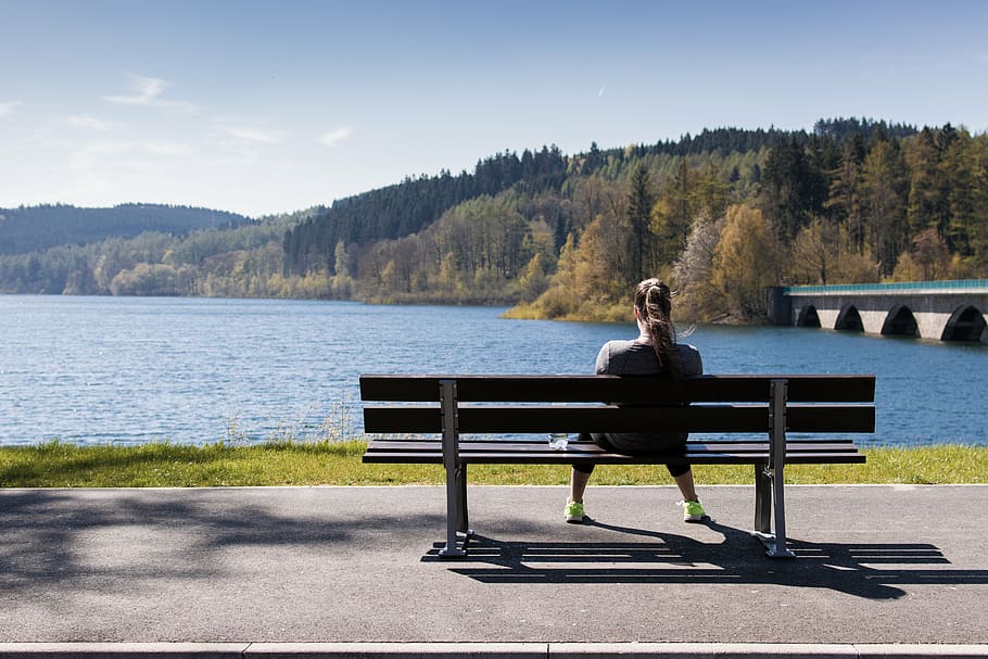 dona, assegut, banc, persona, frontal, cos, aigua, durant el dia, mar, oceà, onada, naturalesa, gent, sol, assolellat, dia, pont, estructura, muntanya, blau, cel, relaxació, a l'aire lliure, llac, llum solar, tranquil·litat, longitud completa, seient, una persona, escenics - natura, bellesa a la natura, escena tranquil·la, arbre, vista del darrere, Banc del parc, contemplació, mirant la vista, 5K
