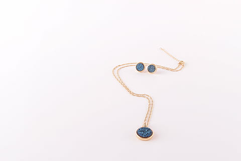 arete, pegar, azul, foto de estudio, nadie, joyería, Fondo blanco, adentro, solo objeto, metal, copia espacio, vista de alto ángulo, separar, collar, equipo, color plateado, estilo retro, de cerca, creatividad, industria, diseño, accesorio personal, 5K, CC0, dominio público, libre de derechos