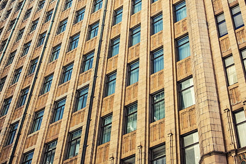 edifici de formigó marró, arquitectura, edifici, infraestructura, condomini, residència, façana, exterior de l'edifici, finestra, estructura construïda, escena urbana, ciutat, edifici d'oficines, a l'aire lliure, marc complet, fons, vista d’angle baix, en fila, cap gent, repetició, patró, dia, vidre - material, exterior d’edifici d’oficines, costat a costat, oficina, reflexió, disseny, gratacels, apartament, 4K, CC0, domini públic, lliure de regalies