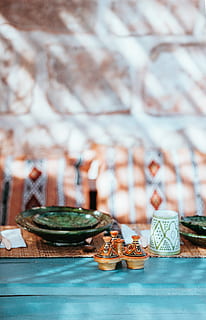 blaugrüner Teller, Untertasse, Weiß, Keramik, Fall, Grün, Glasteller, Tabelle, marokkanisch, Tajine, Abendessen, Platten, Stillleben, Nahansicht, keine Leute, drinnen, Fokus auf den Vordergrund, Essen und Trinken, selektiver Fokus, Lebensmittel, Frische, Pflanze, Tag, Holz - Material, Baum, Dessert, Gruppe von Objekten, Süßes Essen, Muster, Kunst und Handwerk, Versuchung, 4K, CC0, gemeinfrei, lizenzfrei