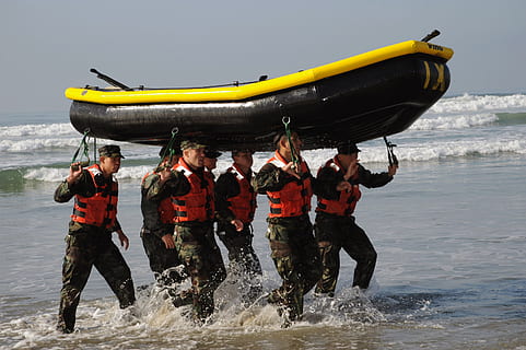 grupo, hombres, que lleva, negro, amarillo, bote inflable, bote, trabajo en equipo, formación, ejercicio, militar, competencia, resistencia, aptitud, juntos, unidad, trabajo, misión, Armada, sello, equipo, agua, mar, grupo de personas, barco náutico, transporte, deporte, deporte acuático, aventuras, salpicaduras, movimiento, naturaleza, gente real, la seguridad, gente, cooperación, chaleco salvavidas, ola, personal, al aire libre, inflable, 2K, CC0, dominio público, libre de derechos