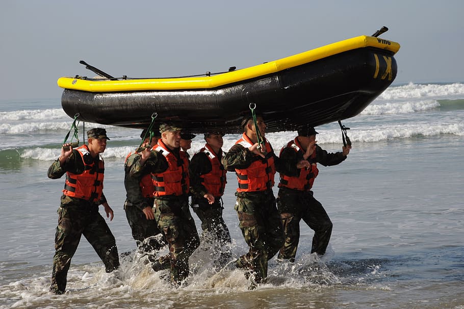 gruppo, uomini, portando, nero, giallo, gommone, barca, lavoro di squadra, formazione, esercizio, militare, concorrenza, resistenza, fitness, insieme, unità, lavoro, missione, Marina Militare, foca, squadra, acqua, mare, gruppo di persone, nave nautica, mezzi di trasporto, sport, sport acquatico, avventura, spruzzi, movimento, natura, persone reali, sicurezza, persone, cooperazione, giubbotto di salvataggio, onda, equipaggio, all'aperto, gonfiabile, 2K