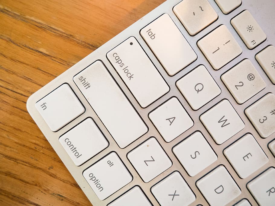 srebrna klawiatura mac, klawiatura, prochowiec, technologia, biznes, gabinet, biurko, wewnątrz, porozumiewanie się, klawiatura komputerowa, wysoki kąt widzenia, zbliżenie, wyposażenie komputera, żadnych ludzi, tekst, połączenie, komputer, część komputerowa, stół, klucz komputera, papier, pismo zachodnie, drewno - materiał, technologia bezprzewodowa, biały kolor, 4K