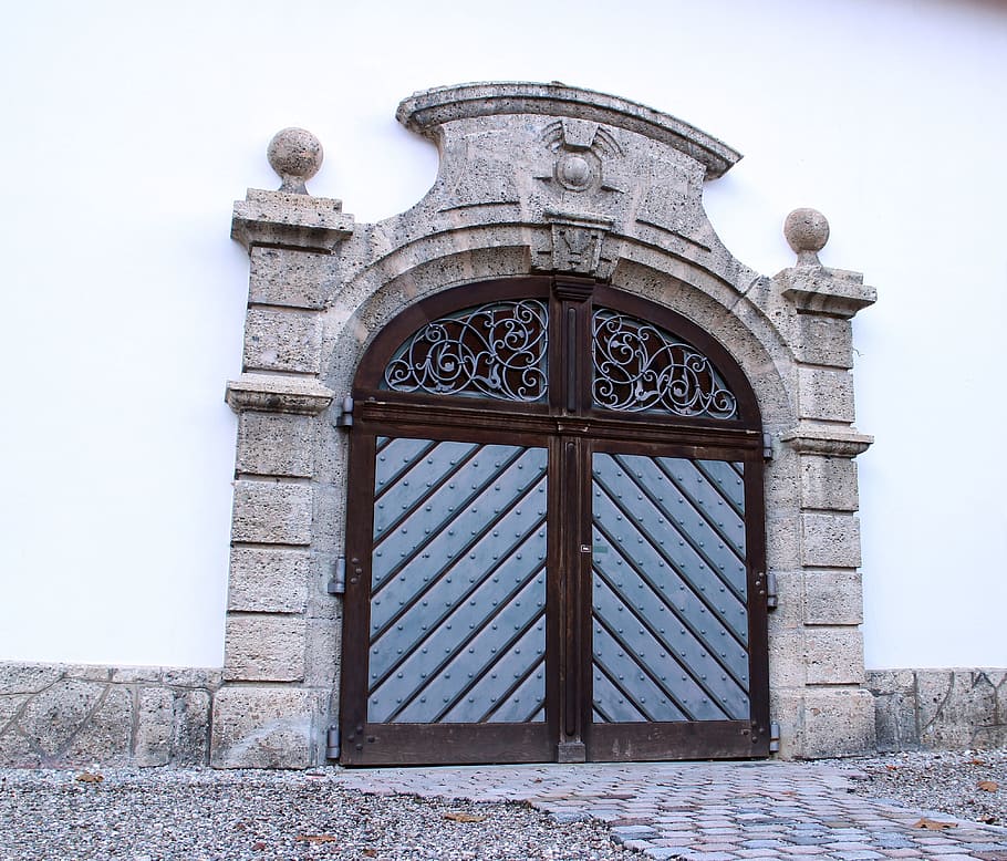 entrada, porta articulada, porta doble, arc de mig punt, porta, fusta, portes de fusta, entrada de la casa, objectiu, muntatge metàl·lic, temps antics, edat mitjana, columna de pedra, accés, vell, estil arquitectònic, històricament, arquitectura, estructura construïda, exterior de l'edifici, arc, dia, cap gent, història, el passat, cel, edifici, tancat, naturalesa, vista d’angle baix, destinacions de viatge, a l'aire lliure, patró, ornamentat, columna arquitectònica, paret de pedra, 4K