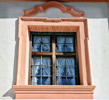 finestra, vell, històricament, façana, arquitectura, rústic, finestra antiga, nostàlgia, ornament, curlicue, nostàlgic, paret, en viu, cortina, ampit de la finestra, edifici, antiguitat, edat mitjana, exterior de l'edifici, cultures, casa, europa, estructura construïda, dia, vista d’angle baix, cap gent, funció de construcció de parets, vidre - material, a l'aire lliure, material de fusta, llum solar, barri residencial, tancat, transparent, forma, marc de finestra, vidre, 2K, CC0, domini públic, lliure de regalies