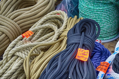 corda, colore, struttura, lana, tessile, maglieria, grande gruppo di oggetti, avvicinamento, multicolore, nessuno, variazione, scelta, sfondi, fotogramma intero, asciugamano, Materiale, natura morta, mercato, giorno, Al dettaglio, blu, vista dall'alto, rosso, in vendita, morbidezza, esposizione al dettaglio, 5K, CC0, dominio pubblico, privo di copyright