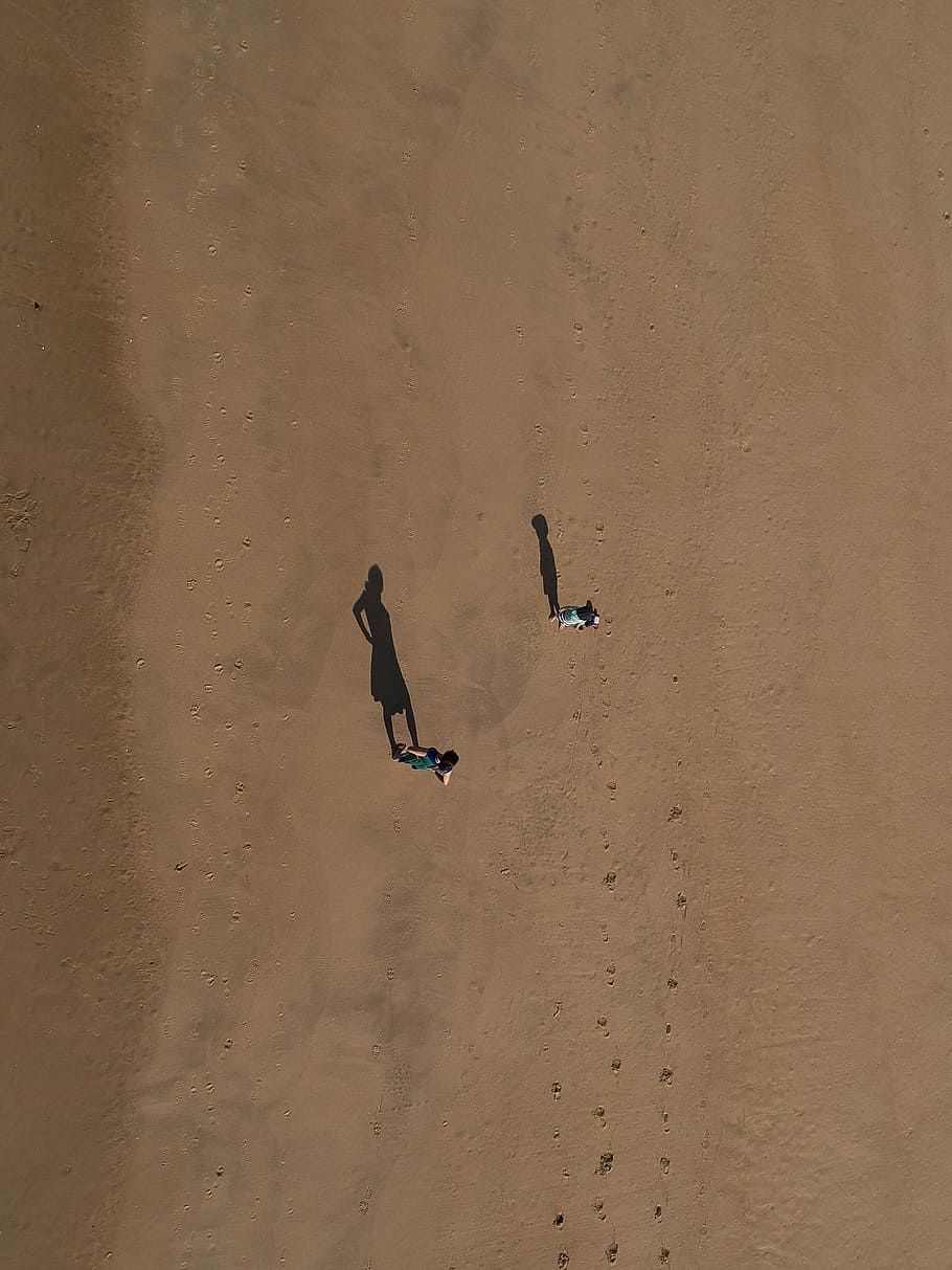 dos, persona, de peu, desert, durant el dia, aèria, foto, caminar, drone, ombra, platja, mirar cap avall, petjades, família, captura de drones, imatge del drone, espurna, dji, algarve, portugal, terra, sorra, vertebrats, naturalesa, dia, temes d'animals, animal, vista d’angle alt, llum solar, cap gent, fauna animal, animals a la natura, a l'aire lliure, un animal, ocell, bellesa a la natura, moviment, clima àrid, clima, 4K