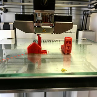 szara drukarka 3d, drukarka, 3d, zrobienie, nacisk, drukowanie 3d, wewnątrz, czerwony, laboratorium, stół, nauka, Badania, żadnych ludzi, eksperyment naukowy, Edukacja, jedzenie i picie, zbliżenie, chemia, odbicie, martwa natura, sprzęt, sprzęt laboratoryjny, technologia, szkło - materiał, przezroczysty, drink, analizowanie, 2K, CC0, domena publiczna, darmowe zdjęcia