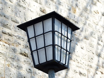 lampe, belysning, lanterne, lys, vindue, bygget struktur, bygning udvendig, ingen mennesker, arkitektur, dag, belysningsudstyr, lav vinkel visning, murbygningsfunktion, bygning, elektrisk lampe, mønster, udendørs, fokus på forgrunden, gade, form, sikkerhed, natur, tæt på, lysarmatur, Stenmur, 4K, CC0, offentligt domæne, royaltyfrie