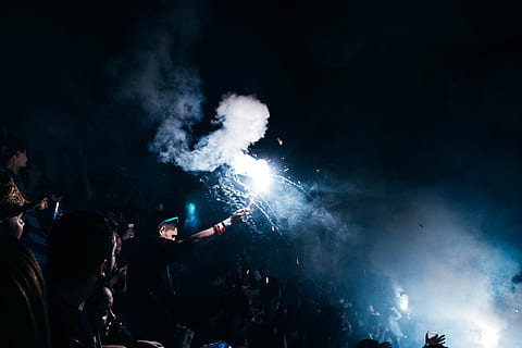 Person, spielen, Feuerwerk, erziehen, Weiß, Fackel, Rauch, Menschen, dunkler Ort, Nacht-, Rauch - physische Struktur, dunkel, Feuer - natürliches Phänomen, explodiert, Hitze - Temperatur, Kunst, Kultur und Unterhaltung, große gruppe von menschen, Veranstaltung, echte Menschen, Gruppe von Leuten, Menge, beleuchtet, Männer, Aktivität, Feier, Bewegung, Performance, draußen, Verbrennung, Zuschauer, Aufregung, Feuerwerk - künstliches Objekt, 5K, CC0, gemeinfrei, lizenzfrei