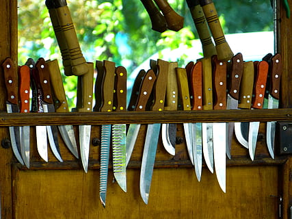 faca, cortar, afiado, perigoso, madeira - material, ninguém, em uma sequência, lado a lado, dia, arranjo, focar em primeiro plano, escolha, dentro de casa, ordem, variação, mesa, fechar-se, grande grupo de objetos, grupo de objetos, abundância, ainda vida, cor verde, 4K, CC0, domínio público, royalty free