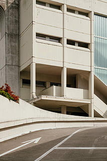 bianca, calcestruzzo, costruzione, strada, architettura, esterno dell'edificio, struttura costruita, scena urbana, moderno, all'aperto, nessuno, edificio per uffici, città, giorno, finestra, mezzi di trasporto, luce del sole, segnaletica stradale, simbolo, marcatura, natura, cartello, vuoto, quartiere residenziale, Garage per il parcheggio, linea di divisione, 4K, CC0, dominio pubblico, privo di copyright