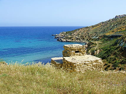 kyst, udsigt, robust, klipper, hav, Port, Stenmur, buske, ocean, middelhavet, blå, himmel, vand, landskab, turisme, rejse, natur, kystlinje, naturskøn, udendørs, marinemaleri, Bugt, klint, tropisk, bestemmelsessted, sti, kyststien, horisont over vand, horisont, scenics - natur, skønhed i naturen, skyfri himmel, plante, jord, rolig scene, dag, ro, græs, ingen mennesker, strand, arkitektur, bygget struktur, 2K, CC0, offentligt domæne, royaltyfrie