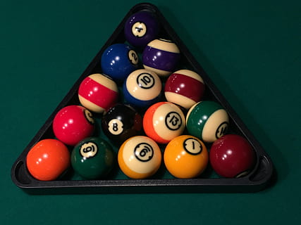 Billard, Schwimmbad, Bälle, Wettbewerb, Hobby, Unterhaltung, Grün, Billard-, Sport, Freizeit, Erholung, Tabelle, Spaß, abspielen, Spiel, Farben, poolball, Billard - Queuesport, mehrfarbig, Ball, Nummer, Freizeitbeschäftigung, Dreieck Form, Billardtisch, gestalten, große gruppe von gegenständen, Freizeitspiele, Entspannung, grüner Hintergrund, Pool Queue, High Angle View, Kugel, keine Leute, Anordnung, Auftrag, Nachtleben, 2K, CC0, gemeinfrei, lizenzfrei