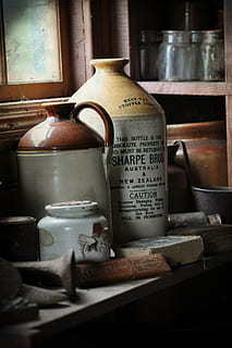 parecchi, brocche in gres, di legno, tavolo, cremagliera, vecchio, bottiglia, finestra, polvere, polveroso, abbandonato, mensola, davanzale, triste, sfondo, ceramica, Zenzero, vittoriano, rustico, cucina, oggetto, Marrone, legna, avvicinamento, casetta da giardino, Conservazione, costruzione, pietra, decorativo, in casa, testo, nessuno, comunicazione, contenitore, natura morta, utensile da cucina, attrezzature domestiche, legno - materiale, stanza domestica, sceneggiatura occidentale, antico, sceneggiatura non occidentale, giorno, metallo, 4K, CC0, dominio pubblico, privo di copyright