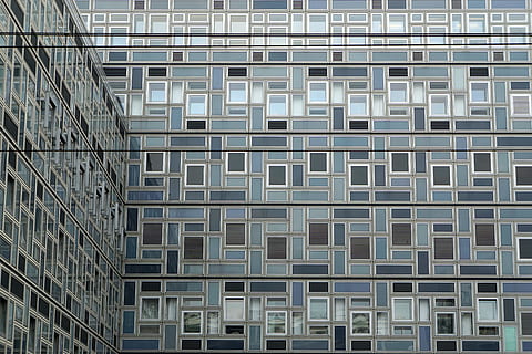 grau, Wandfarbe Gebäude, Blau, Gebäude, Köln, die Architektur, Fenster, Fassade, geometrisch, städtische Szene, Wolkenkratzer, Bürogebäude, Gebäudehülle, gebaute Struktur, Stadt, Geschäft, Innenstadt, Muster, Architektur und Gebäude, Stadt leben, modern, Vollbild, Hintergründe, drinnen, keine Leute, Wiederholung, Tag, Design, gestalten, Glas - Material, Geometrische Figur, draußen, Flachwinkelansicht, in einer Reihe, 5K, CC0, gemeinfrei, lizenzfrei