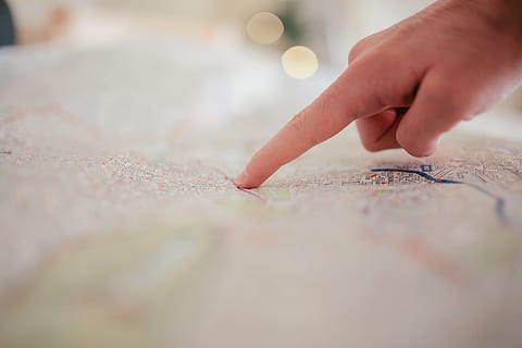 mão, apontando, mapa, dedo, mão humana, parte do corpo humano, foco seletivo, uma pessoa, dentro de casa, fechar-se, habilidade, arte e Artesanato, criatividade, têxtil, preparação, parte do corpo, ocupação, trabalhando, adulto, tocando, precisão, pessoas reais, nível de superfície, profissional de design, membro humano, 5K, CC0, domínio público, royalty free