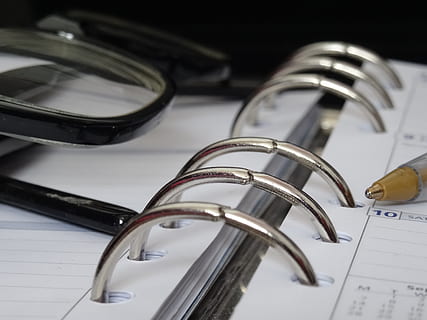 sort, indrammet, briller, foråret notebook, planner, tidsadministration, notesbog, sekretær, vurdering, lektier, organisator, plan, dagbog, ringe, tidsplan, bindemiddel, papir, ingen mennesker, tæt på, bord, pen, indendørs, metal, stilleben, side, Bestil, åben, dokument, offentliggørelse, fokus på forgrunden, skriveinstrument, høj vinkel visning, forretning, fyldepen, blank, sølvfarvet, 5K, CC0, offentligt domæne, royaltyfrie