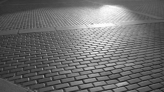 Pflasterung, Pflaster, Quadrat, Muster, die Architektur, Vollbild, keine Leute, gebaute Struktur, Stadt, Hintergründe, Sonnenlicht, Tag, High Angle View, Wiederholung, draußen, modern, in einer Reihe, Design, texturiert, Gebäudehülle, Natur, Nahansicht, silberfarben, 2K, CC0, gemeinfrei, lizenzfrei