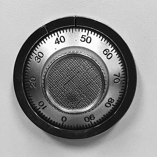 pomo plateado, bloquear, desbloquear, seguridad, seguro, sistemas de seguridad, intimidad, acceso, metal, proteccion, adentro, número, de cerca, nadie, tecnología, forma, circulo, forma geometrica, texto, equipo, marcar, comunicación, escritura occidental, Fondo blanco, naturaleza muerta, foto de estudio, hecho por el hombre, solo objeto, objeto hecho por el hombre, presionar el botón, aleación, acero, color plateado, 1080P, CC0, dominio público, libre de derechos
