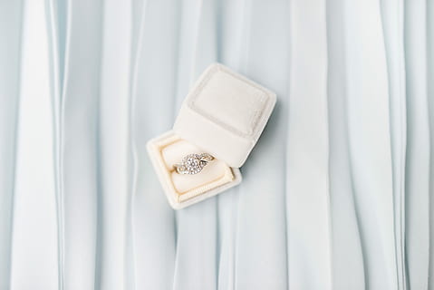 bague argentée, boîte, bague avec boîte, bague, proposition, bague de fiançailles, Alliance, à l'intérieur, couleur blanche, rideau, personne, boîte à bijoux, fermer, intérieur de la maison, nature morte, espace de copie, richesse, bijoux, diamant - pierre précieuse, boîte - conteneur, vue grand angle, bleu, modèle, prise de vue en studio, mise au point sélective, textile, luxe, 5K, CC0, domaine public, libre de droits