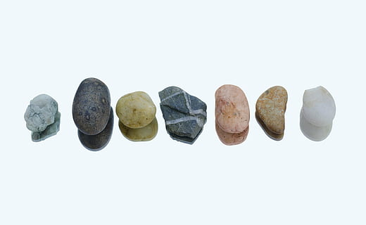 syv forskellige småsten, småsten, række, farver, afspejling, hvid, natur, klippe, hårdt, sten-, linje, aromaterapi, spa, terapi, behandling, zen, omsorg, alternativ, wellness, naturlig, fred, legeme, velvære, harmoni, massage terapi, sund krop, naturlig sundhed, massage, sund og rask, balance, zen sten, hvid baggrund, studio skud, kopiere plads, gruppe af objekter, skåret ud, ingen mennesker, indendørs, tæt på, sundhedspleje og medicin, tekst, i en række, panoramisk, stilleben, medicin, sten - objekt, solid, bestille, enkelhed, side om side, rullesten, 5K, CC0, offentligt domæne, royaltyfrie