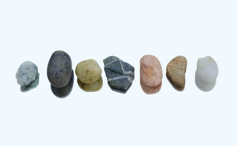 syv forskellige småsten, småsten, række, farver, afspejling, hvid, natur, klippe, hårdt, sten-, linje, aromaterapi, spa, terapi, behandling, zen, omsorg, alternativ, wellness, naturlig, fred, legeme, velvære, harmoni, massage terapi, sund krop, naturlig sundhed, massage, sund og rask, balance, zen sten, hvid baggrund, studio skud, kopiere plads, gruppe af objekter, skåret ud, ingen mennesker, indendørs, tæt på, sundhedspleje og medicin, tekst, i en række, panoramisk, stilleben, medicin, sten - objekt, solid, bestille, enkelhed, side om side, rullesten, 5K
